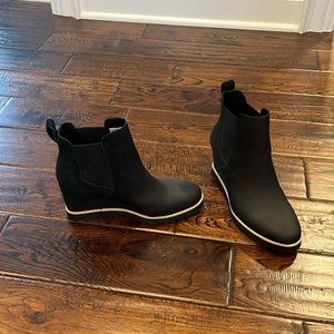 Brand new never worn Tom’s wedge bootie size 8